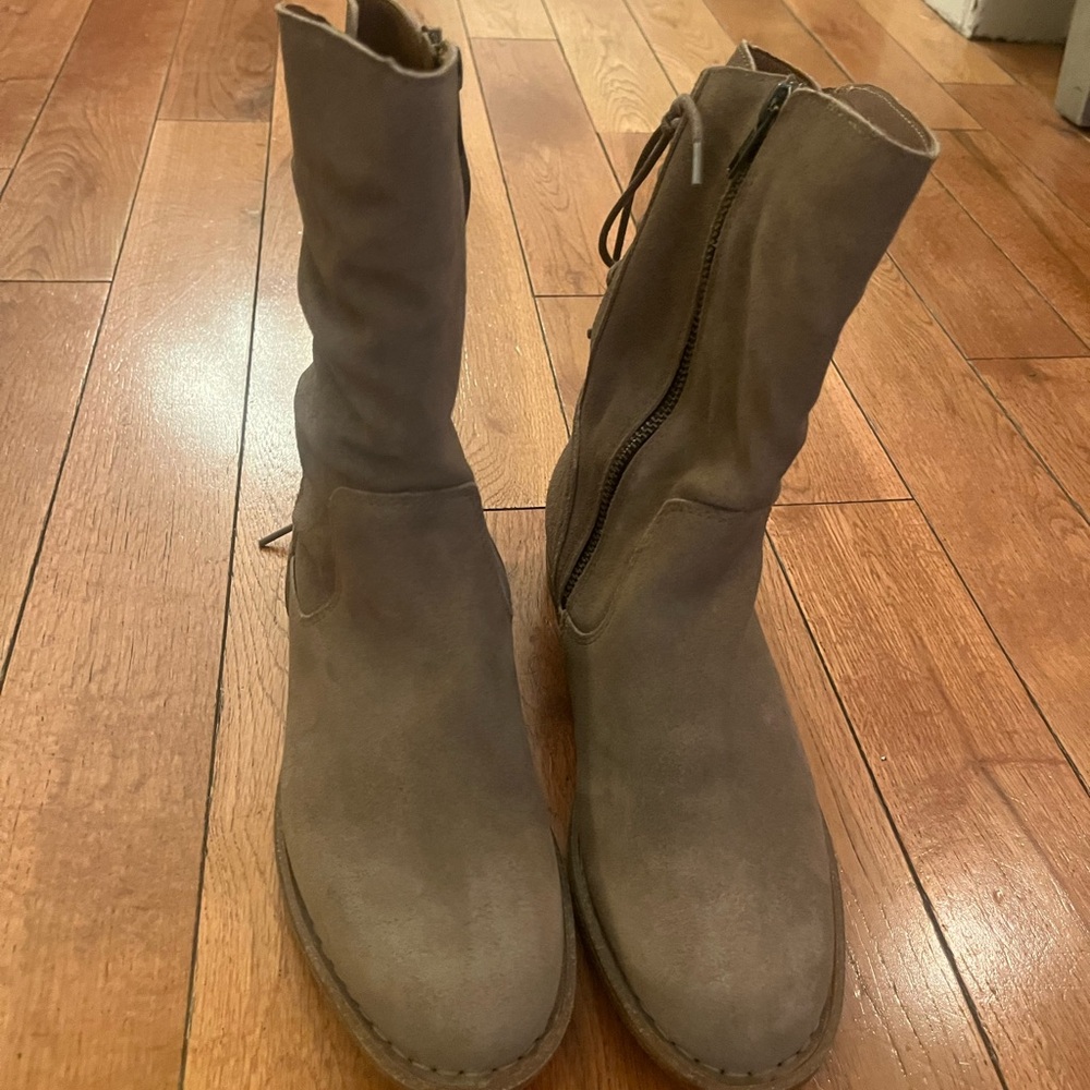 Tan suede boots size 7, great condition